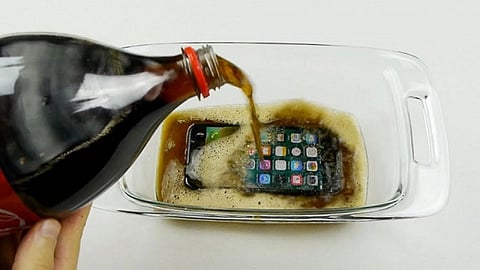 El iPhone 7 es sumergido en Coca-Cola y congelado durante 12 horas.