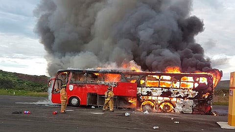 Video: Se incendia autobús de la Banda Tierra Sagrada, se salvan de milagro