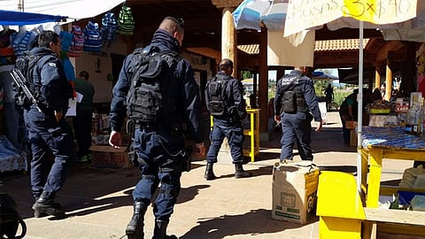 Sólo personal de las fuerzas armadas está autorizado a portar los uniformes reglamentarios