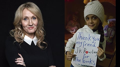 Después de recibir el regalo, la madre de la pequeña tuiteó una foto de su hija con un cartel que dice: “Muchas gracia por los libros amiga J.K Rowling. Te quiero, desde Alepo”