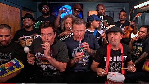 Con instrumentos de juguete, Metallica demostró su talento y su sentido del humor