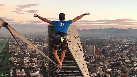 Descalzo y vestido con shorts negros y playera azul se subió al cable que lo conduciría a su meta (Foto: @patrontw)