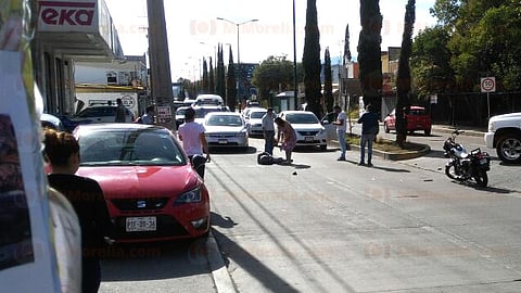 Camioneta embiste a motociclista, en Morelia