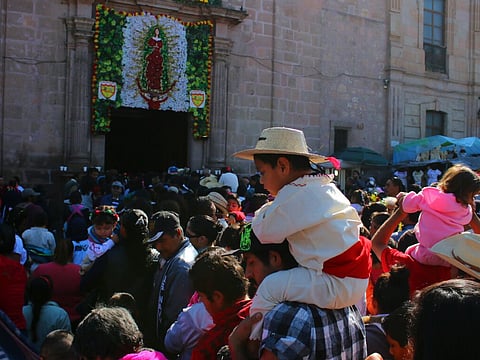 “La Guadalupana, la Guadalupana, la Guadalupana bajó al Tepeyac…”