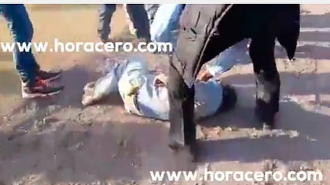 El jinete fue arrollado por uno de los potros (Foto: Captura de pantalla)