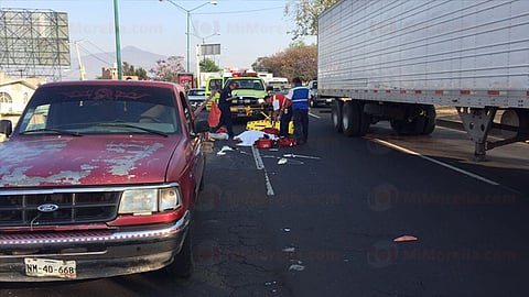 Motociclista muere al estrellarse contra camioneta frente al Mercado de abastos