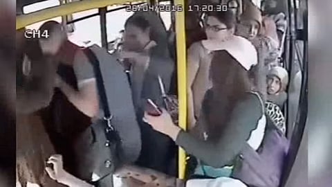 Video: Acosa a una mujer y recibe una paliza de varias féminas