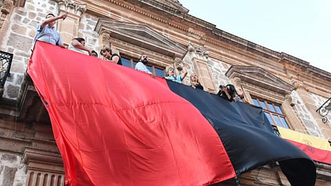 Este viernes, en punto de las 19:00 horas comenzó la colocación de las banderas rojinegras (Fotos: ACG)