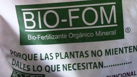 Beneficia Gobierno de Zitácuaro a productores frutales con biofertilizante orgánico