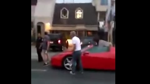 Ricardo Ferretti empezó a dar manotazos al aire y le mentó la madre a chofer de la otra unidad (Foto: YouTube)
