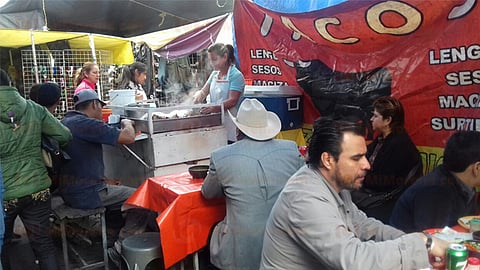 Tianguis del Auditorio: Variedad culinaria para estómagos de acero