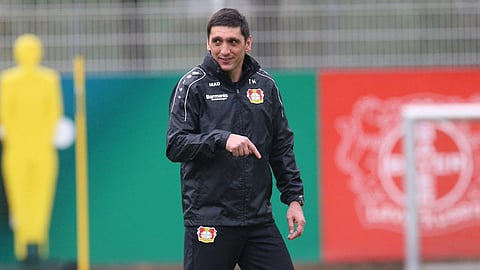 Tayfun Korkut ya entrenó con el equipo (Foto Twitter: @bayer04_es)