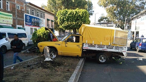 La camioneta quedó perjudicada de la parte frontal tras derribar el referido árbol (Foto: MiMorelia.com)