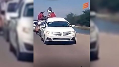 Video: Al ritmo de banda y con balazos sepultan a narco en Sinaloa