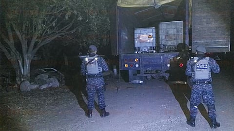 La unidad traía en su interior ocho contenedores de plástico con una capacidad de mil 100 litros cada uno