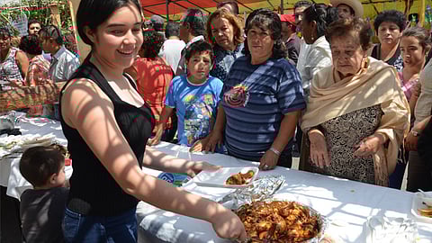 Los asistentes a esta localidad de Charo degustaron del producto (Foto: ACG) 

