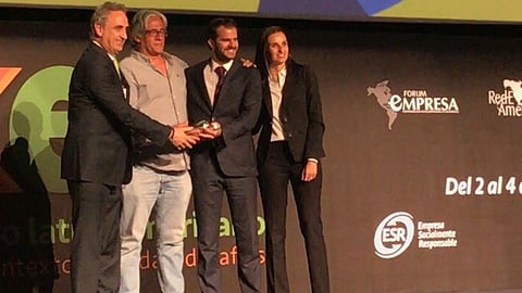 Adrián Laris recibió el premio en representación de las emisoras que apoyaron en la transmisión del spot (Foto Twitter: @arvmradio)