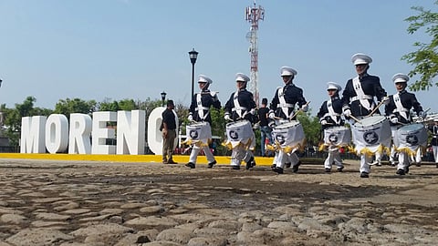 Los estudiantes portaron gustosos los estandartes de cada una de las 30 escuelas participantes