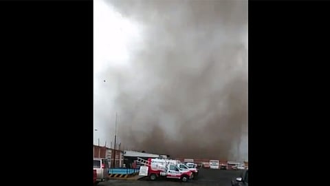 El torbellino en el Parque Industrial de Gas Complejo Huejotzingo levantó algunas láminas (Foto: @yosoyantonio09)