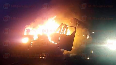 El chofer logró ponerse a salvo y sólo hubo daños materiales