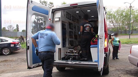 Los bomberos Morelia le dieron las primeras curaciones al lesionado, antes de ser canalizado a un hospital (Foto: RED 113)