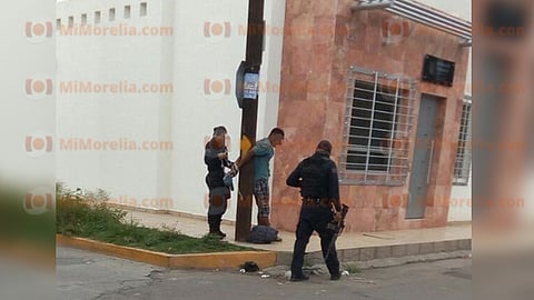 La gente optó por amarrar al sujeto a un poste de la Comisión Federal de Electricidad y llamar a los guardianes del orden 