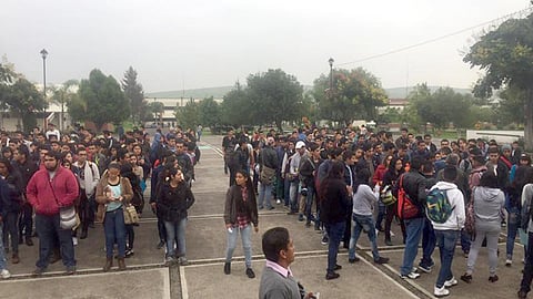 Este sábado los jóvenes acudieron a participar en el último paso de selección para formar parte de esta universidad de Michoacán  (Foto Facebook: J Santos Solis Maldonado)