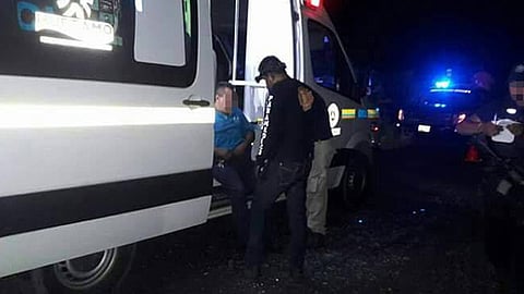 El camión se volcó y la camioneta se fue contra un árbol