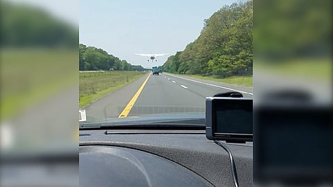 El avión tipo Cessna evitó anuncios, puentes y coches (Foto: Youtube.com)