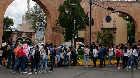 Tras protestas, normalistas entregan unidades retenidas