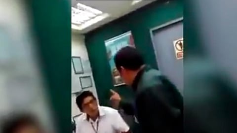 El reclamo de los empleados es por las horas extra que se les hace trabajar (Fotograma: Facebook)