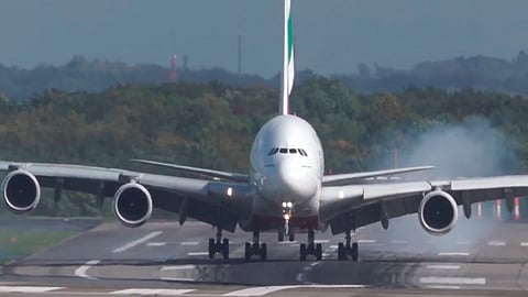 Video: Airbus A380 lucha contra viento cruzado y aterriza repentinamente