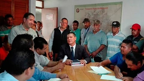 Una comisión representativa del Movimiento Antorchista acudió a las inmediaciones de la Comisión Coordinadora de Transporte Público de Michoacán (Foto cortesía)