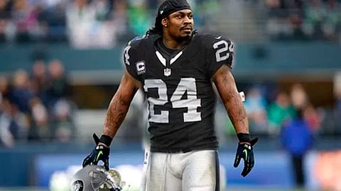 Marshawn Lynch se sienta durante el himno de USA y se levanta para el de México