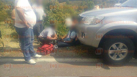 El motociclista lesionado recibió ayuda en el lugar por parte de los Bomberos de Zitácuaro (Foto: RED 113)