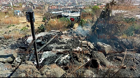 Debido a las condiciones del terreno, los bomberos tardaron varios minutos en poder llegar al lugar del incendio, por lo que las llamas consumieron la vivienda (Foto: RED 113)