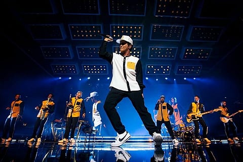 El cantante de origen hawaiano comenzó su concierto con “Finesse”, al cual le siguió “24K magic” (Foto: Facebook Bruno Mars Monterrey)