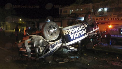 La patrulla fue impactada por un vehículo cuando atendían un reporte de emergencia al 911 en Zamora (Foto: RED 113)