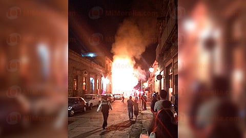 Se incendia combi en pleno Centro Histórico de Morelia