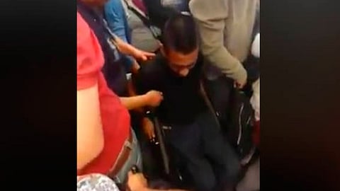 Durante la agresión es apoyada por otras personas, "aparentemente sus hijas" (Foto: video captura)