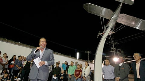 Alcalde inaugura réplica del avión que construyó el célebre personaje en esta ciudad (Foto: Cortesía)