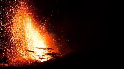 Se registra flujo de lava por algunas de las 20 grietas que se hicieron alrededor del volcán (Foto: captura de pantalla)