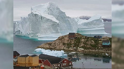 Debido a esto, 169 habitantes de Innaarsuit tuvieron que ser desalojados ante el peligro de que el hielo se rompa y genere una colosal ola que arrase con las casas (Foto: Twitter)