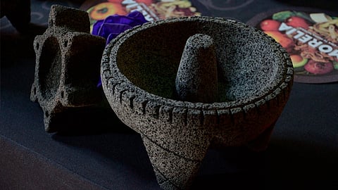 Los artífices señalaron que en tiendas departamentales y de autoservicio se venden molcajetes de origen chino y hechos con materiales de dudosa calidad (Foto: Archivo ACG)