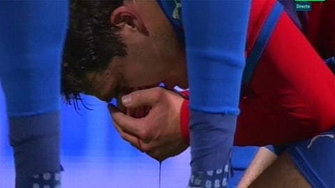 Ramos propinó un fuerte codazo al mediocampista checo Milan Havel (Foto: Twitter/@quimdomenech)