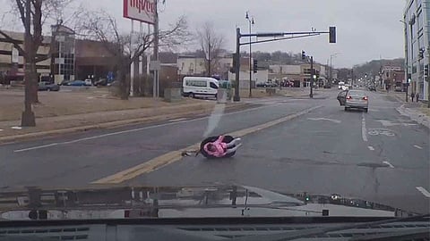 Se podría aplicar cargos a la madre por poner en peligro la vida de su hija (Foto: Video Captura)