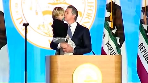 (Foto captura de pantalla YouTube Gobernador de California es interrumpido por su hijo durante un discurso) 