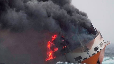 Además, el incidente ha causado gran contaminación en toda la zona (Foto: Twitter/@MarineNationale)