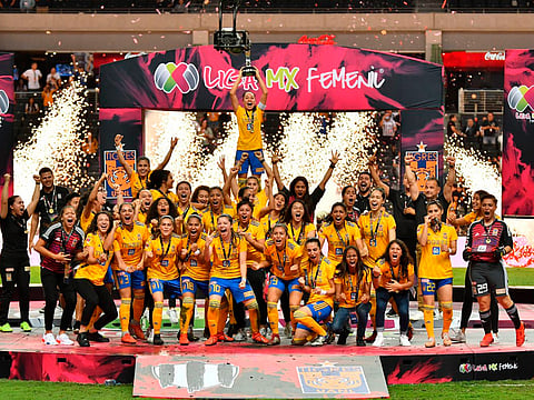 Tigres se han coronado en 2 de los 4 campeonatos en la historia de la Liga MX Femenil, y ambas en casa de su archirrival, Rayadas (Foto: Twitter)