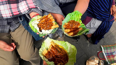 Señora en Cherán vende su comida en hojas de repollo